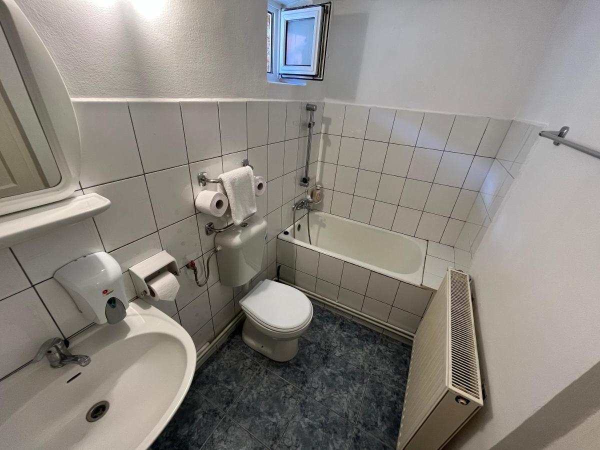 Grey House Appartement Braşov Buitenkant foto